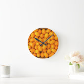 Horloge Ronde Heap of orange kumquats dans cardboard box (Maison)