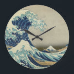 Horloge Ronde Hokusai - La Grande Vague de Kanagawa<br><div class="desc">La Grande Vague au large de Kanagawa (神 奈 川 浪 沖 Kanagawa Oki Nami Ura, "Under a Wave of Kanagawa"), également connue sous le nom de La Grande Vague ou tout simplement La Vague, est un bloc de bois imprimé par l'artiste japonais Hokusai. Exemple de l'art ukiyo-e, il a...</div>