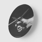 Horloge Ronde Homme tenant un pistolet (Angle)