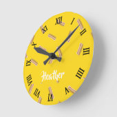 Horloge Ronde Hot dog pattern on yellow (Angle)