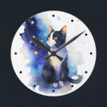 Horloge Ronde Illustration de l'aquarelle de chat Tuxedo adorabl<br><div class="desc">Dessin de style aquarelle adorable illustrant un chat noir et blanc regardant les étoiles la nuit.</div>