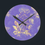 Horloge Ronde Illustration florale d'or bleu Vintage<br><div class="desc">Une illustration vintage exquise avec des fleurs bleues et dorées,  idéale pour ajouter une touche d'élégance à votre style de décoration maison.</div>
