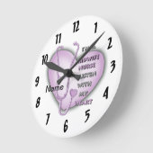 Horloge Ronde Infirmière du Midwoman du coeur pourpre (Angle)