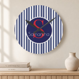 Horloge Ronde Initial monogrammé rayé bleu marine rouge élégant