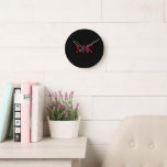 Horloge Ronde Initiales monographiques personnalisées Noir moder<br><div class="desc">Initiales Monogrammes Personnalisées À Horloge Noire Moderne. Un monogramme initial de deux lettres en rouge vif sur le noir dans un design intemporel qui lui plaira - ferait un excellent cadeau pour la fête des pères, les anniversaires, les vacances, la remise des diplômes, la promotion ou toute occasion spéciale. Excellent...</div>