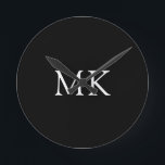 Horloge Ronde Initiales monographiques personnalisées Noir moder<br><div class="desc">Initiales Monogrammes Personnalisées À Horloge Noire Moderne. Un monogramme initial de deux lettres en blanc classique sur noir dans un design intemporel qu'il appréciera - ferait un excellent cadeau pour la fête des pères, les anniversaires, les vacances, la remise des diplômes, la promotion ou toute occasion spéciale. Excellent pour la...</div>