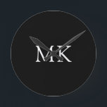 Horloge Ronde Initiales monographiques personnalisées Noir moder<br><div class="desc">Initiales Monogrammes Personnalisées À Horloge Noire Moderne. Un monogramme initial de deux lettres en blanc classique sur noir dans un design intemporel qu'il appréciera - ferait un excellent cadeau pour la fête des pères, les anniversaires, les vacances, la remise des diplômes, la promotion ou toute occasion spéciale. Excellent pour la...</div>