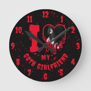 Horloge Ronde J'aime ma petite amie gothique Photo de cœur rouge