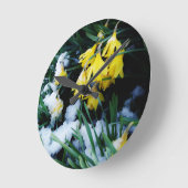 Horloge Ronde Jaune Daffodils fleurs dans la neige (Angle)