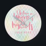 HORLOGE RONDE JE CROIS EN UNICORNES ET MERMSIDA<br><div class="desc">JE CROIS EN UNICORNES ET MERMAIDS,  BEAUCOUP DE MAIN LETTERED RAINBOW COLORED DESIGN. UN GRAND DON POUR LA PETITE FILLE,  GARÇON,  FEMME OU HOMME DANS VOTRE VIE. AVEC PLUSIEURS COULEURS DÉTAIL DE MOTIF MERMAID ET ESPACE POUR UN NOM.</div>