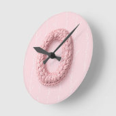 Horloge Ronde Joli monogramme O initial en crochet rose boho (Angle)