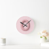 Horloge Ronde Joli monogramme O initial en crochet rose boho (Maison)