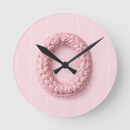 Horloge Ronde Joli monogramme O initial en crochet rose boho (Recto)