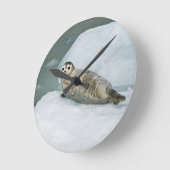 Horloge Ronde Joli phoque du port sur neige (Angle)