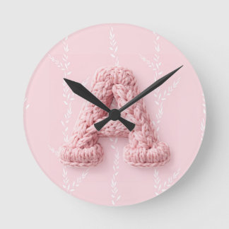 Horloge Ronde Jolie lettre crochetée A monogramme initiale rose 
