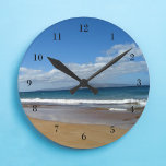 Horloge Ronde Jolie Marée Océanique<br><div class="desc">Cette belle horloge est parfaite pour décorer une jolie maison de plage. De petites vagues bleues s'enroulent sur une magnifique plage sous de jolis nuages. J'adore la côte.</div>