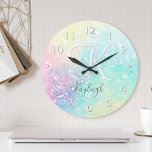 Horloge Ronde Jolie Parties scintillant Holographique Iridescent<br><div class="desc">Une arrière - plan bokeh chic branchée aux belles couleurs pastel. Vous pouvez facilement personnaliser avec votre monogramme et/ou nom personnalisé.</div>