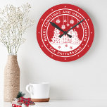 Horloge Ronde Joyeux Noël Joyeux Vacances Hiver Personnalisé<br><div class="desc">Joyeux Noël Joyeux Vacances Hiver Personnalisé Nom Horloges affiche le texte "Joyeux Noël et Joyeux Vacances" dans un script blanc moderne sur un arrière - plan rouge et personnalisé avec votre nom autour d'une maison avec des arbres de Noël et des flocons de neige. Parfait pour les fêtes de Noël...</div>