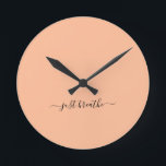 Horloge Ronde Juste respirer orange élégant script yoga<br><div class="desc">Horloge de yoga moderne avec un arrière - plan chic orange (pêche fuzz) et un élégant script noir écrit à la main avec la citation "juste respirer".</div>