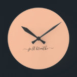 Horloge Ronde Juste respirer orange élégant script yoga<br><div class="desc">Horloge de yoga moderne avec un arrière - plan chic orange (pêche fuzz) et un élégant script noir écrit à la main avec la citation "juste respirer".</div>