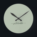 Horloge Ronde Juste respirer vert élégant script yoga<br><div class="desc">Horloge de yoga moderne avec un arrière - plan vert sage chic et un élégant script noir lettré à la main avec la citation "juste respirer".</div>