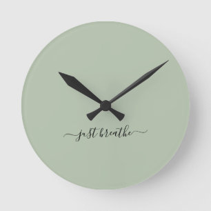 Horloge Ronde Juste respirer vert élégant script yoga