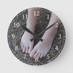 Horloge Ronde Kellie nu-pieds dans l'horloge de nature