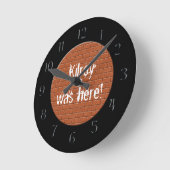 Horloge Ronde Kilroy, quelque chose ! Red Brick (Angle)