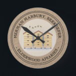 Horloge Ronde Kraft Beekeeper's Shop Clock avec 3 ruches<br><div class="desc">Fait un beau cadeau pour votre apiculteur préféré. Parfait pour être accroché à votre atelier derrière votre table Farmer’s Market.</div>