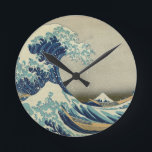 Horloge Ronde La Grande Vague au large de Kanagawa<br><div class="desc">La Grande Vague au large de Kanagawa La Grande Vague au large de Kanagawa, aussi connue sous le nom de La Grande Vague ou simplement La Vague, est une gravure en bois de l'artiste japonais Katsushika Hokusai. Exemple de l'art ukiyo-e, il a été publié entre 1830 et 1833 comme le...</div>