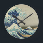 Horloge Ronde La Grande Vague au large de Kanagawa<br><div class="desc">La Grande Vague au large de Kanagawa La Grande Vague au large de Kanagawa, aussi connue sous le nom de La Grande Vague ou simplement La Vague, est une gravure en bois de l'artiste japonais Katsushika Hokusai. Exemple de l'art ukiyo-e, il a été publié entre 1830 et 1833 comme le...</div>