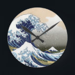 Horloge Ronde La Grande Vague Au Large De Kanagawa<br><div class="desc">Art japonais vintage La Grande vague au large de Kanagawa ou la vague .. oeuvre d'art étonnante dans le style ukiyo-e par un grand maître Katsushika Hokusai .. art vintage sur les produits modernes de Zazilicious</div>