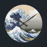 Horloge Ronde La Grande Vague Au Large De Kanagawa<br><div class="desc">Art japonais vintage La Grande vague au large de Kanagawa ou la vague .. oeuvre d'art étonnante dans le style ukiyo-e par un grand maître Katsushika Hokusai .. art vintage sur les produits modernes de Zazilicious</div>