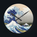 Horloge Ronde La grande vague au large de Kanagawa Katsushika Ho<br><div class="desc">La grande vague de Kanagawa Cool oriental japonais Hokusai Fuji Voir le paysage kunichika yoshitoshi art japon chine maitresse marée grande onde boisée impression bois culture est belle aquarelle parfaite art vieux vintage maitre oriental chinois paysage fuji vue montagne</div>