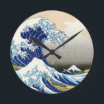 Horloge Ronde La grande vague au large de Kanagawa Katsushika Ho<br><div class="desc">La grande vague de Kanagawa Cool oriental japonais Hokusai Fuji Voir le paysage kunichika yoshitoshi art japon chine maitresse marée grande onde boisée impression bois culture est belle aquarelle parfaite art vieux vintage maitre oriental chinois paysage fuji vue montagne</div>