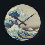 Horloge Ronde La grande vague outre de Kanagawa<br><div class="desc">La grande vague outre de Kanagawa est le travail le plus célèbre de Hokusai, et l'un des meilleurs travaux identifiés de l'art japonais dans le monde.</div>