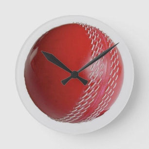 Horloge Ronde La Personnaliser rouge de la balle de cricket avec
