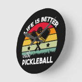 Horloge Ronde La vie est meilleure avec Pickleball (Angle)
