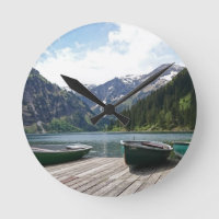 Lac alpin paisible et bateaux Photographie