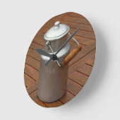 Horloge Ronde Lait sur table (Angle)