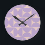 Horloge Ronde Lavande Motif moderne du milieu du siècle<br><div class="desc">Retro Motif moderne du milieu du siècle - Formes géométriques Abstraites - Motif minimaliste en lavande / violet / lilas et beige.</div>