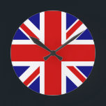 Horloge Ronde Le drapeau Union Jack<br><div class="desc">Le drapeau Union Jack du Royaume-Uni - Royaume-Uni,  qui est en Grande-Bretagne. Le drapeau Union Jack symbolise l'unité entre l'Angleterre,  l'Écosse et l'Irlande. Les couleurs du drapeau de l'union jack sont rouge,  bleu,  blanc. Ce design est également disponible sur de nombreux autres produits pour vous de choisir parmi.</div>