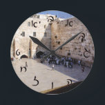 Horloge Ronde Le Kotel - Lettres de script hébreu<br><div class="desc">Le marché aux consommateurs "Hebrew Essentials" offre une expérience d'achat comme vous ne trouverez nulle part ailleurs. Notre spécialité est l'hébreu,  et dans notre magasin,  vous trouverez l'hébreu en bloc,  script,  et script Rashi. Parlez-nous à vos amis et envoyez-leur notre lien : http://www.zazzle.com/HebrewNames?rf=238549869542096443* PROFITEZ DE VOTRE VISITE!</div>