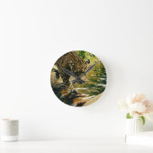 Horloge Ronde Leopard Crossing a Stream Photographie (Maison)
