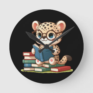 Horloge Ronde Léopard Mignon en Train de Lire