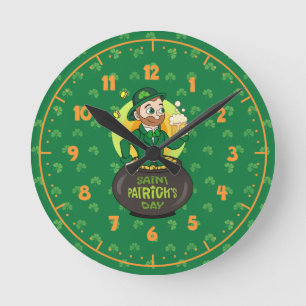Horloge Ronde Leprechaun de dessin dans une casserole d'or tenan