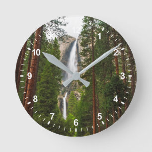 Horloge Ronde Les chutes de Yosemite dans la forêt