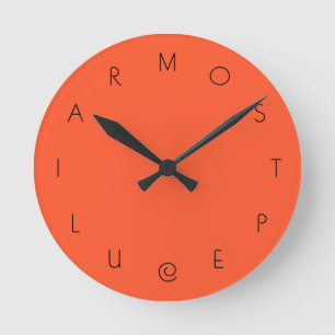Horloge Ronde Les grandes lettres rouge orange les plus étrange