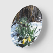 Horloge Ronde Les jonquilles jaunes dans la neige (Angle)