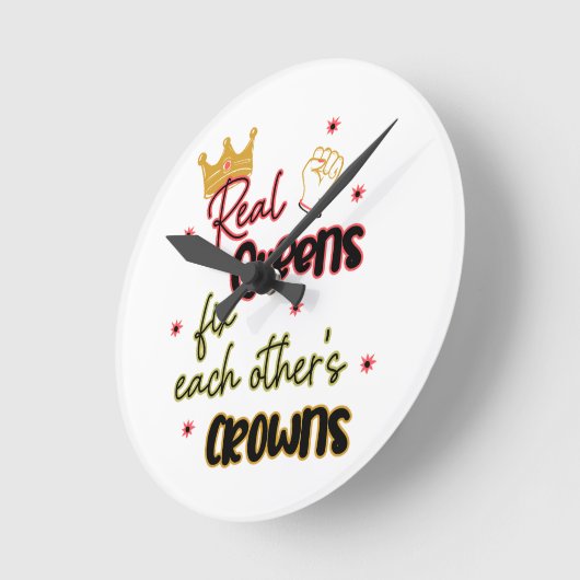 Horloge Ronde Les vraies reines réparent les couronnes de l'autr (Angle)
